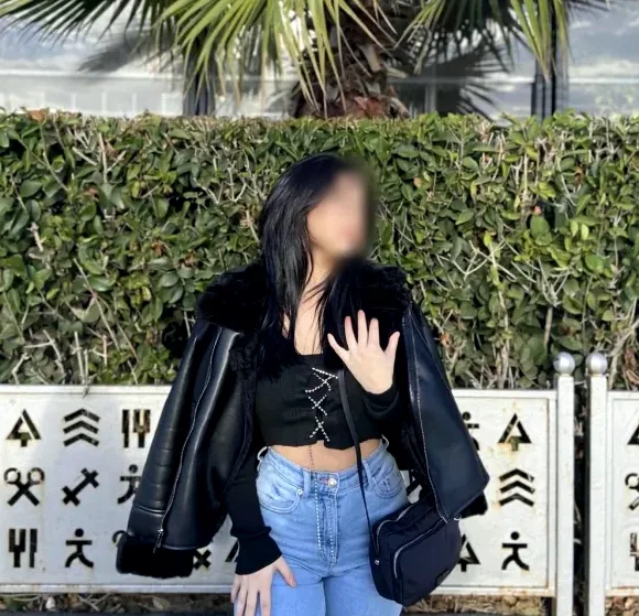 Daniela, 19