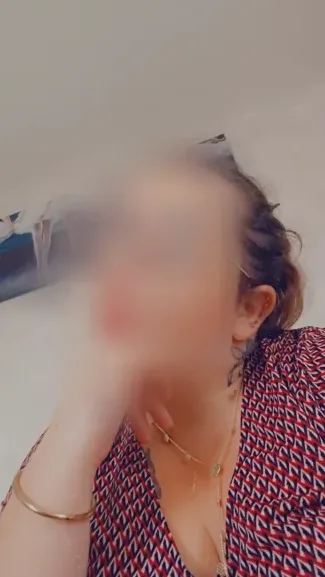Julia, 24