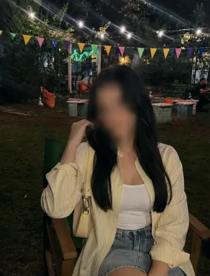 Larissa, 24