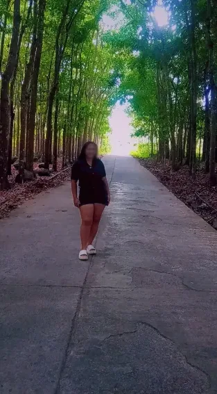 Nicole, 23