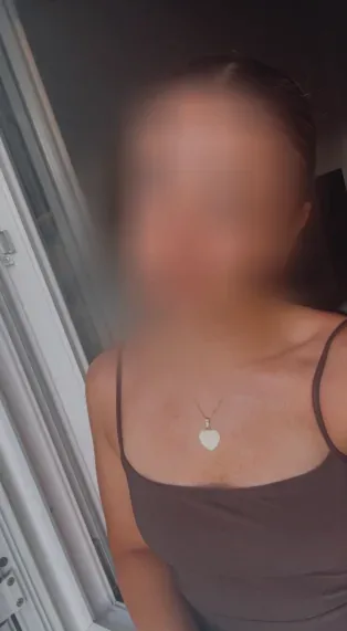 Viktoria, 25