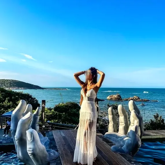 Zeynep, 29